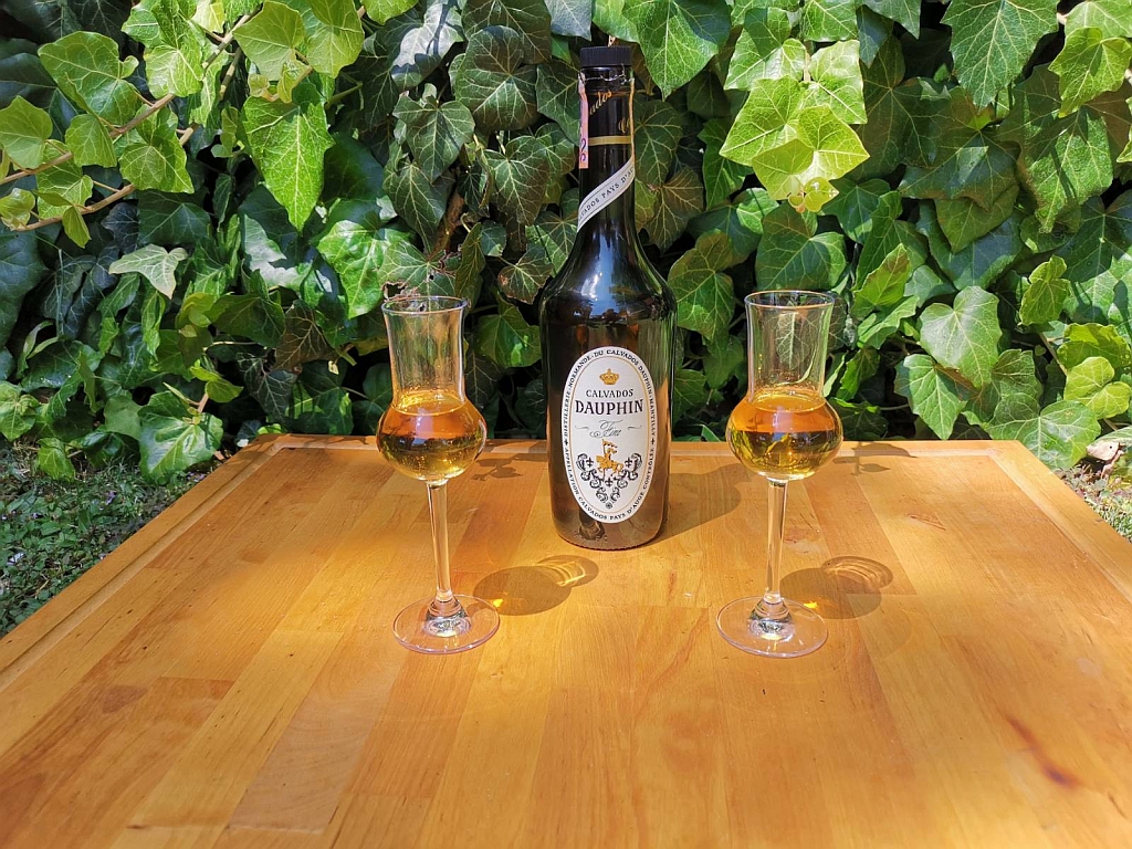 Cider brandy - prípitok v záhrade